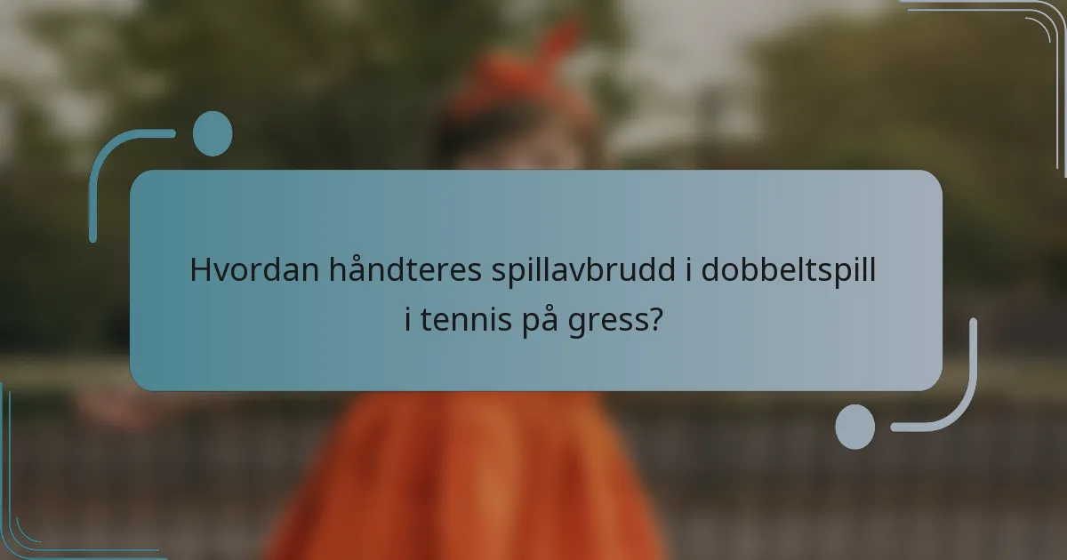 Hvordan håndteres spillavbrudd i dobbeltspill i tennis på gress?